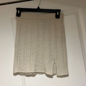 Knit skirt with slight slit